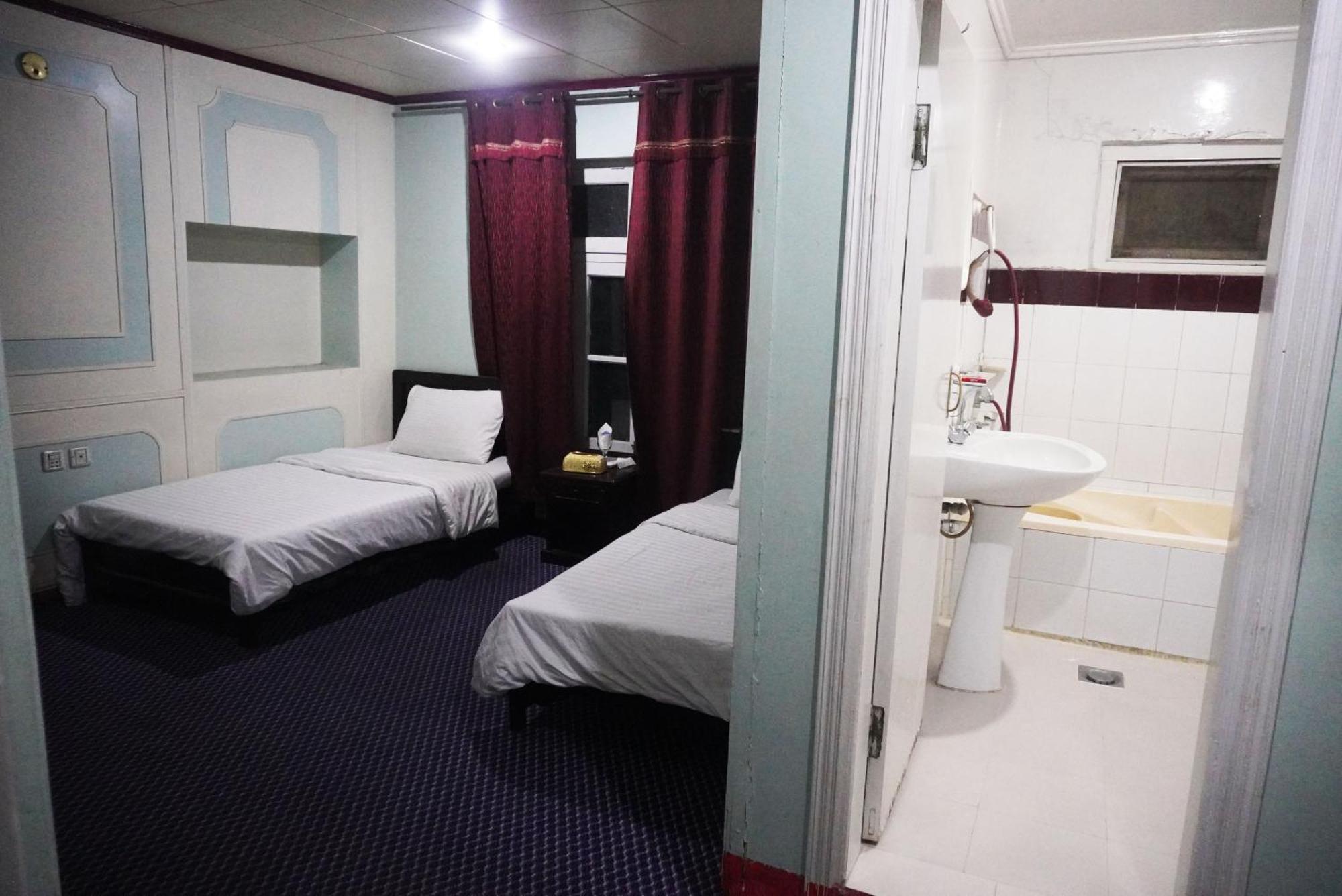 Hotel Dewanekhas Скарду Екстериор снимка